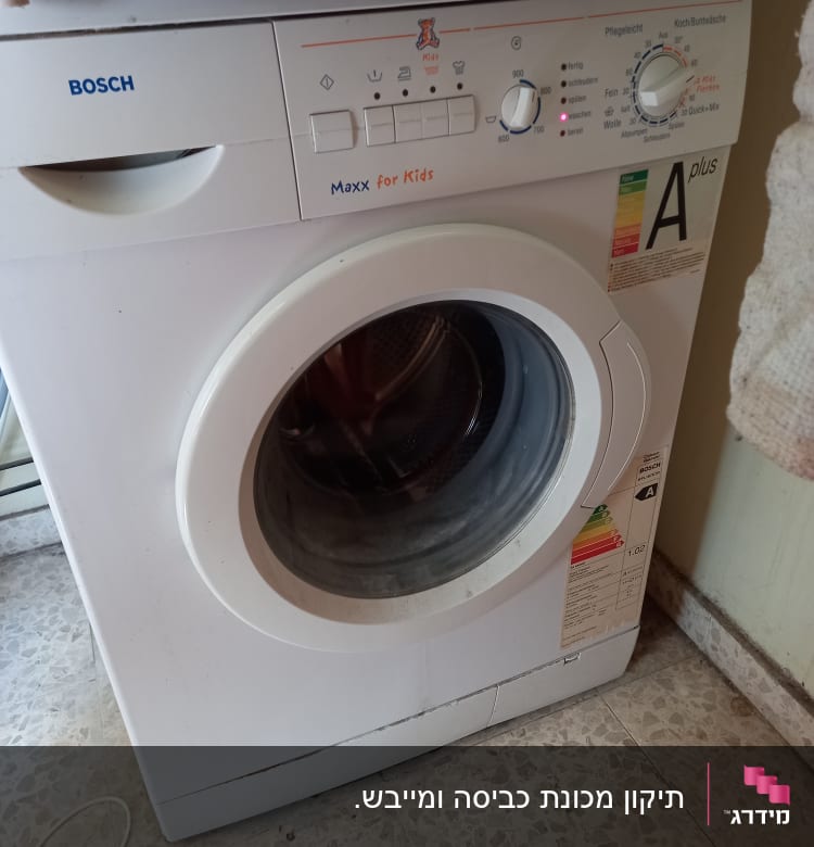 מכונת כביסה בוש עם כפתורי שליטה ותצוגה